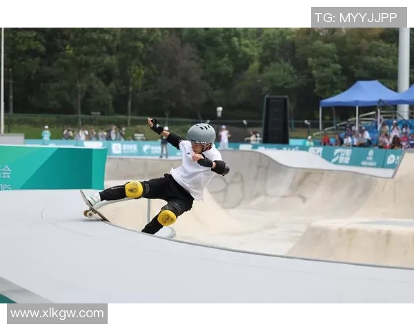 杭州滑板队边路渗透策略解析与滑板热点发展趋势探讨